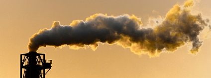 Kouř stoupající z komína. Foto: Francesco Cavallari Flickr