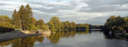 Zdymadlo Přelouč D. Horní část, pohled na Labe proti proudu; okres Pardubice. Foto: Stribrohorak Wikimedia Commons