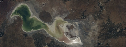 Vysychající slané Urmijské jezero na severu Íránu Foto: NASA Johnson Flickr