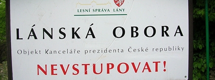 Zákaz vstupu do Lánské obory u Klíčavské přehrady (v obci Běleč). Foto: cs:ŠJů Wikimeda Commons