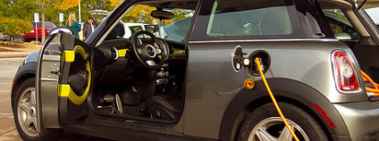 Právě se dobíjející elektromobil Mini E Foto: Tom Raftery / Flickr.com