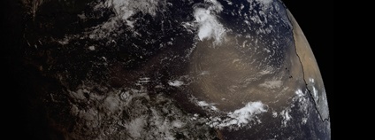 Saharský písek postupuje přes Atlantský oceán Foto: Twitter UW-Madison CIMSS Saharský písek postupuje přes Atlantský oceán Foto: Twitter UW-Madison CIMSS