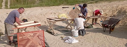 Hledání zkamenělin přes síta. Foto: Sergi López Torres Geologický ústav AV ČR