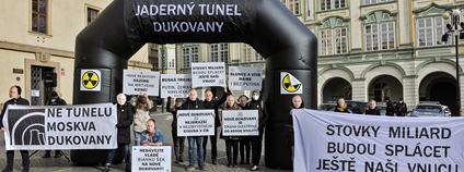 Z happeningu Ne jadernému tunelu Dukovany Foto: Ibra Ibrahimovič Hnutí Duha/Zelený kruh Z happeningu Ne jadernému tunelu Dukovany Foto: Ibra Ibrahimovič Hnutí Duha/Zelený kruh