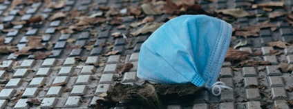 Rouška pohozená na ulici Foto: Marta Ortigosa unsplash.com Rouška pohozená na ulici Foto: Marta Ortigosa unsplash.com
