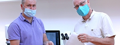 Zleva Jiří Chvojka (fakulta textilní) a Petr Louda (fakulta strojní) s novým materiálem z kyseliny polymléčné. TUL Zleva Jiří Chvojka (fakulta textilní) a Petr Louda (fakulta strojní) s novým materiálem z kyseliny polymléčné. TUL