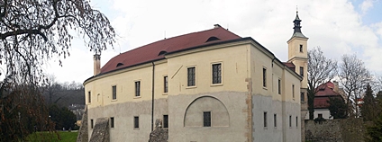 Jihovýchodní nároží zámku v Roztokách Foto: Lukáš Kalista Wikimedia Commons Jihovýchodní nároží zámku v Roztokách Foto: Lukáš Kalista Wikimedia Commons