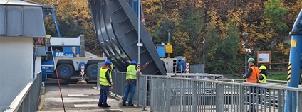 Osazování jezové klapky na vodním díle Skalka Foto: Povodí Ohře