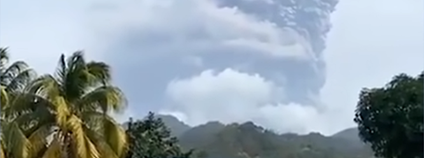 Erupce sopky La Soufriere na ostrově Svatý Vincenc v Karibiku v dubnu 2021 Foto: Wild WeatherUS / youtube.com Erupce sopky La Soufriere na ostrově Svatý Vincenc v Karibiku v dubnu 2021 Foto: Wild WeatherUS / youtube.com