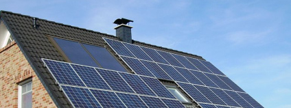 Fotovoltaické panely na střeše domu Foto: Pujanak Wikimedia Commons