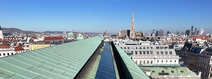 Solární panely na střeše Vídeňské státní opery. Foto: Wien Energie/Satisfiction City of Vienna