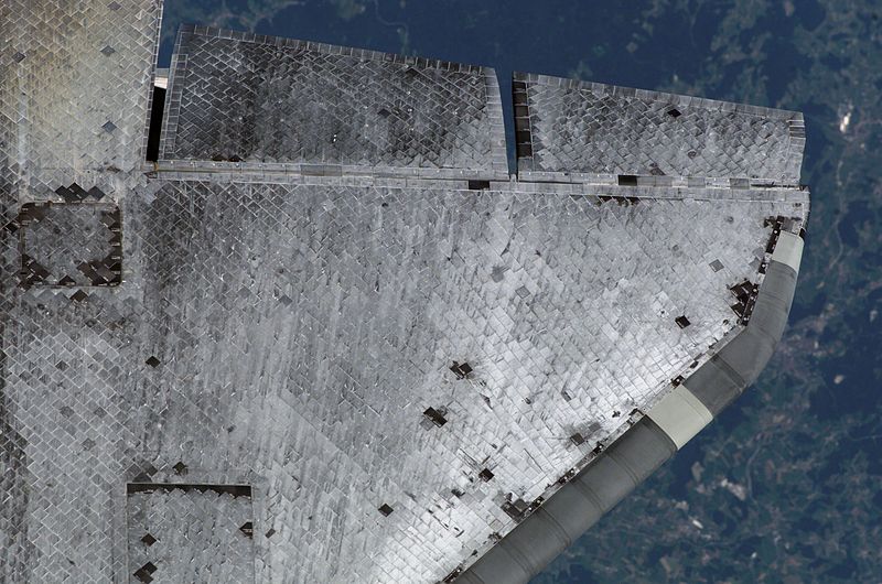 Křídlo raketoplánu Discovery bylo několikrát zasaženo drobným vesmírných odpadem. Poškozené části pláště byly nahrazeny novými, tmavšími.