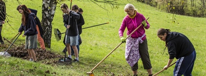 Děti pečují o botanické lokality Foto: Kamila Antošová Správa KRNAP