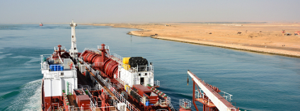 Tanker plavící se Suezským kanálem Foto: andrej pol Shutterstock Tanker plavící se Suezským kanálem Foto: andrej pol Shutterstock