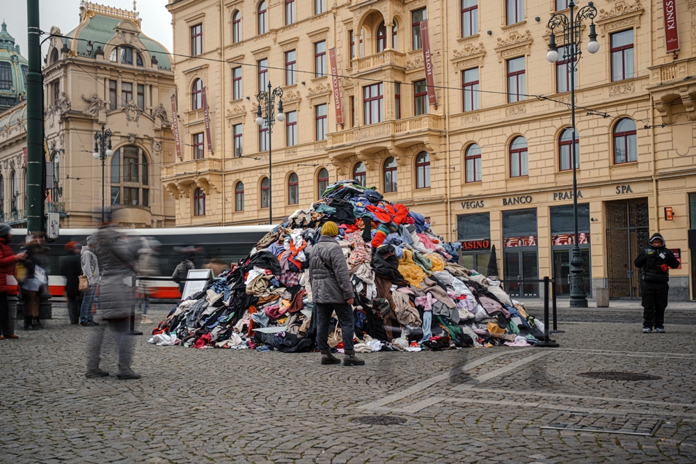 Four tons of clothes on Náměstí Republiky draw attention to the problem of textile waste