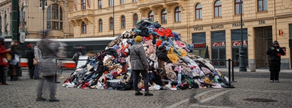 Na náměstí Republiky byla navezena hromada přibližně čtyř tun oblečení. Foto: Magistrát hl. m. Prahy