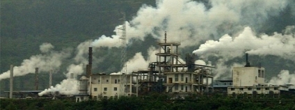 Továrna u řeky Yangtze v Číně. Foto: Hight Contrast/Wikimedia Commons
