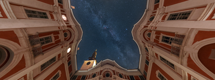 Noční obloha zevnitř broumovského kláštera. Foto: Petr Horálek Strategická rada regionu Broumovsko, o.p.s.