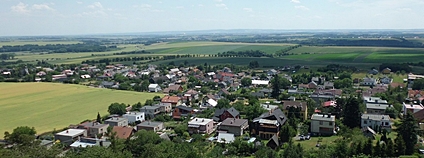 Výhled na obec Úvalno z rozhledny Foto: Vojtěch Dočkal Wikimeda Commons