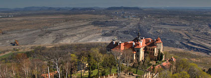 Pohledu na obrovský povrchový důl od zámku Jezeří v severozápadních Čechách. Foto: Zámek Jezeří