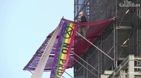 Jeden aktivista vyšplhal po lešení na věži Big Ben a pověsil na něj dva transparenty. 