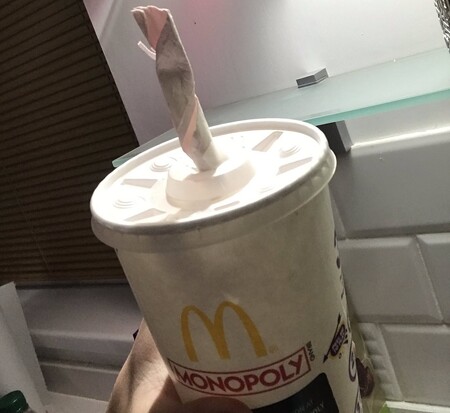 Nesnesitelná lehkost papírových brček je v McDonald's překážkou recyklace. Brčka jsou sice papírová, ale recyklovat se zatím nemohou. Což u předchozí verze neekologických brček plastových problém nebyl. 