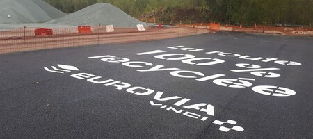 Část francouzské dálnice A10 z Paříže do Bordeaux je jako první na světě postavena pouze z recyklovaného asfaltu.