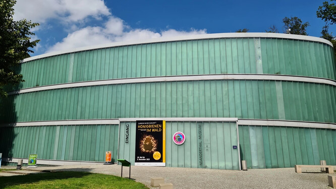 Během rozsáhlé rekonstrukce neandertálského muzea  byla jeho jižní fasáda vybavena integrovanou fotovoltaikou a tím pádem spojuje architekturu a kulturu s klimatickou ochranou. 