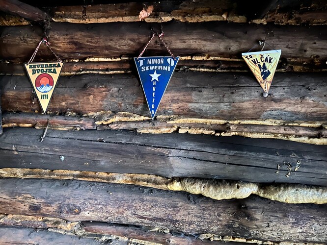 Stěnu srubu Pařezák trampové utěsnili montážní pěnou.