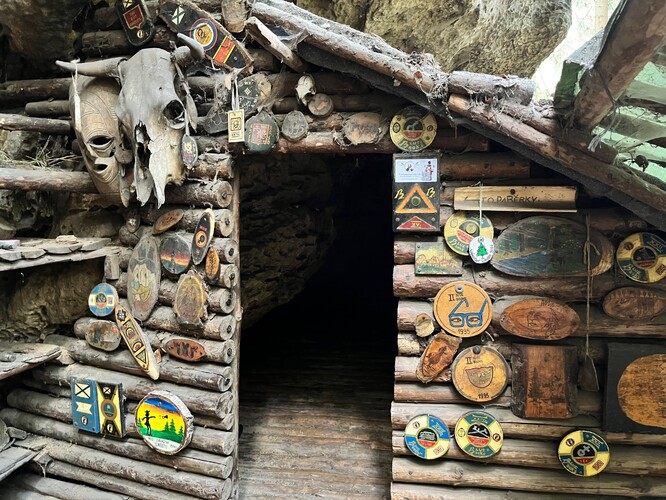 Ilegální srub Soví hrad v přírodní rezervaci Kokořínský důl, který se město Mšeno pokusilo zlegalizovat nejdřív jako „veřejný turistický přístřešek“, později jako „zázemí pro lesní práce“ (stav z léta 2022).