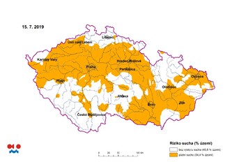  Mapa - Riziko sucha (% území). Stále je téměř 55% území ČR postiženo půdním suchem (v předchozím týdnu to bylo více než 60 % území).