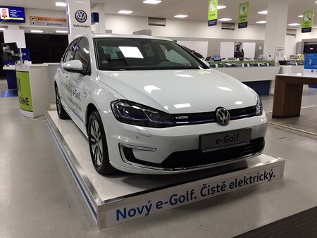 České zastoupení značky Volkswagen zapůjčí českým úřadům a firmám 50 elektromobilů e-Golf. Demo e-car program má představit využití elektrických vozů odborné i laické veřejnosti. 