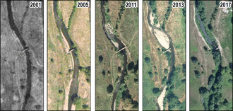  Detailní letecké pohledy na úsek koryta Litavky v okolí lávky pod obcí Trhové Dušníky a znázornění historických posunů koryta mezi lety 2001 a 2017.