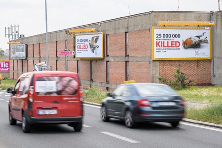 Unie českých a slovenských zoologických zahrad umístila u silnic vedoucích z pražského a bratislavského letiště do center těchto metropolí billboardy, které poukazují na masakry tažných ptáků ve Středomoří. Čtyři billboardy jsou v Praze na Evropské třídě. 