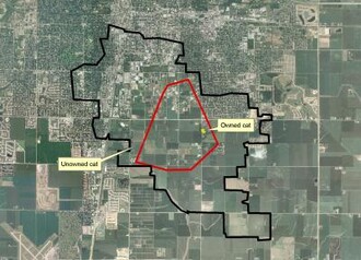 Černě je vyznačeno teritorium jedné z koček bez majitele, červeně mnohem menší oblast kočky 