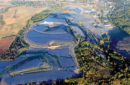  Ani velká část solární energie nedodávají malé decentralizované zdroje. Německá fotovoltaická elektrárna Krughütte s výkonem 29,1 MW (zdroj Parabel GmbH).