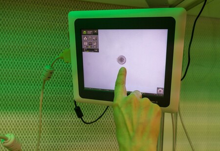 Giovanna Lazzari v italské laboratoři Avantea 23. srpna 2019 ukazuje na monitor, na kterém je vidět dosud nedozrálé vajíčko odebrané ze samic nosorožců bílých severních.<br />
Do sedmi z deseti zralých vajíček bylo 25. srpna 2019 vpraveno sperma severního bílého nosorožce, aby mohlo vzniknout embryo.<br />
