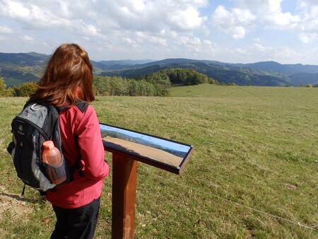 Na bočním hřebenu Vizovických vrchů, v nadmořské výšce zhruba 600 m n. m., se nachází Vráblovy paseky. 