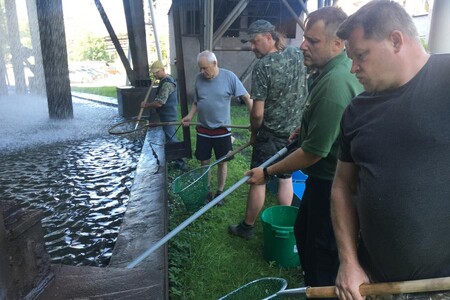 Rybáři včera v Třinci na Frýdecko-Místecku odlovili stovku ryb z vodní nádrže pod chladicími věžemi, která slouží pro chlazení hutních agregátů Třineckých železáren. 