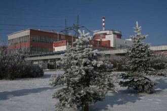  Na rozdíl od devadesátých let nyní i představitelé českého ústředí Greenpeace začínají uznávat, že hlavně v zimním období nelze bez jaderných elektráren Temelín a Dukovany přistoupit k zavírání těch uhelných.