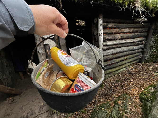 V trampské výbavě srubu Kodiak (GPS 50.5799300, 14.4619617) u Martinské stěny nechybí několik druhů plesnivých hořčic, shnilá paštika a plastové obaly.