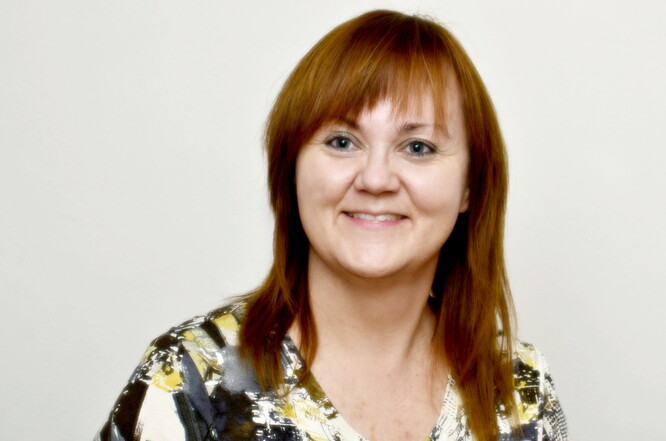 Ing. Marie Straková, Ph.D., je absolventkou Agronomické fakulty MZLU v Brně a absolventkou doktorského studia na trávníkářské téma na Ústavu<br />
pícninářství MZLU v Brně. Od roku 2005 je spolumajitelkou firmy Agrostis Trávníky, s.r.o., která se zabývá poradenstvím, množením osiva, výrobou<br />
směsí květnatých luk, obchodem a výzkumem v oblasti travinobylinných a travních porostů. <br />
Má za sebou mnoho úspěšných návrhů druhově pestrých porostů, např. Květná zahrada v Kroměříži, Sluneční hora ve Sluňákově, zámecký park v Miloticích, louky v pražské Stromovce, zatravňování regionálními směsmi v NP Podyjí a CHKO Moravský Kras a další.<br />
Zabývá se především studiem intenzivně a extenzivně ošetřovaných travnatých ploch a květnatých luk. Je autorkou desítek publikací a několika metodik, členkou několika profesních organizací, pravidelně přednáší a publikuje. <br />
