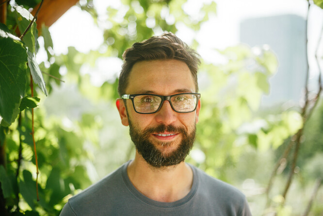 Jan Valeška pracuje v několika organizacích, které podporují rozvoj
místního, ekologického zemědělství založeného na potravinové suverenitě.
Stál u vzniku komunitou podporovaného zemědělství v ČR, to je
dlouhodobého partnerství zemědělců a spotřebitelů. Dlouhodobě působí v
PRO-BIO LIZE, v jejimž rámci propaguje biopotraviny, drobné ekologické
zemědělce a šetrnou spotřebu. Je zakladatelem Nadace pro půdu. Podílel
se na vzniku bedýnkového systému i farmářských trhů u nás. Je také
předsedou České technologické platformy pro ekologické zemědělství.