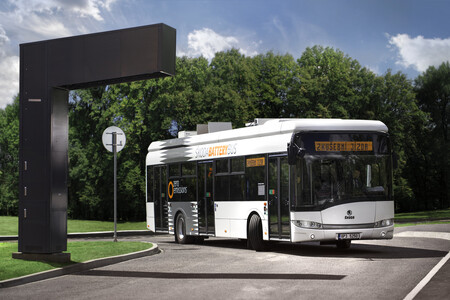 Na točně autobusu bylo vybudováno zázemí pro rychlodobíjecí stanici. Ta díky výkonu až 600 kW je schopna dobít elektrobus v čase šest až deset minut. 