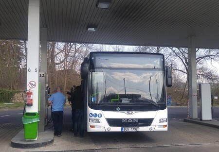 Dopravní podnik vybudoval kvůli novým vozům plničku na CNG, která je přístupná i veřejnosti. Stála zhruba 16 milionů korun. 