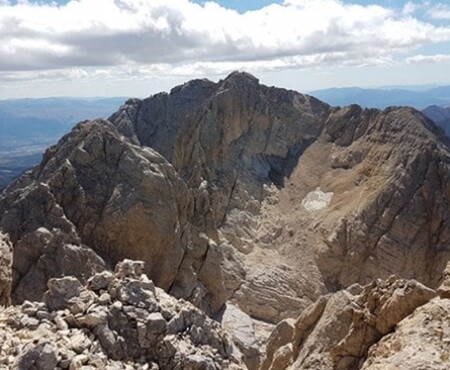 Sněhová pokrývka ledovce v pohoří Gran Sasso ve středoitalském regionu Abruzzo zmizela před koncem léta poprvé, což někteří pokládají za projev globálního oteplování. Ledovec Calderone zmizel a zdejší pramen je od úterý suchý. 