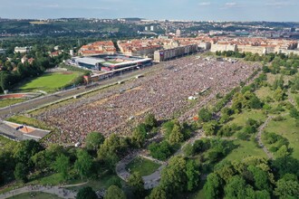  Podle organizátorů ze spolku Milion chvilek pro demokracii přišlo za nezávislost justice a proti premiéru Andreji Babišovi (ANO) demonstrovat na 250 000 lidí. 