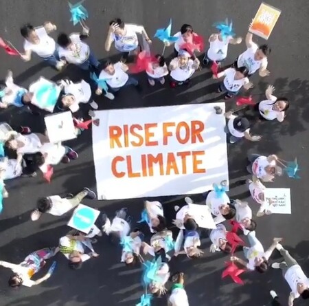 Po celém světě se v sobotu konala shromáždění za tvrdší opatřeních proti klimatickým změnám a ničení životního prostředí. 