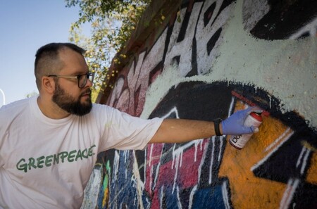 Polská umělecká dvojice Dwa Zeta od včerejška maluje na zeď v pražské Prokopově ulici velký obraz s ptáky rajkami. 