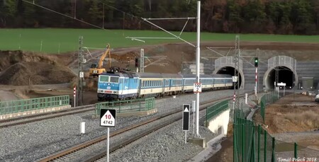 Ejpovický tunel má dva 4,15 km dlouhé tubusy. Povolená rychlost je 160 km/h, ale může se v něm jezdit až 200 km/h. 